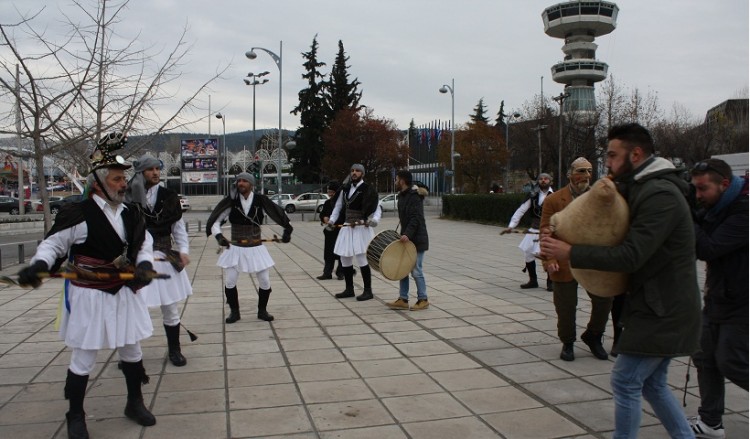 Ξεσήκωσαν το κέντρο της Θεσσαλονίκης οι Μωμόγεροι! (φωτο, βίντεο)