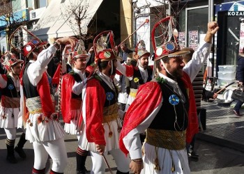 Οι Μωμόγεροι βγαίνουν στους δρόμους της Κοζάνης - Cover Image