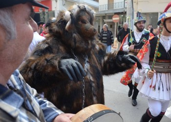 Οι Μωμόγεροι στους δρόμους της βόρειας Ελλάδας για τις γιορτές – Όλες οι παραστάσεις