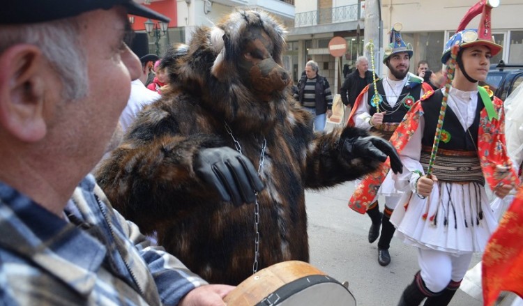 Οι Μωμόγεροι στους δρόμους της βόρειας Ελλάδας για τις γιορτές – Όλες οι παραστάσεις