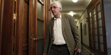 Ν. Παρασκευόπουλος: Να αποποινικοποιηθεί το κάψιμο της σημαίας