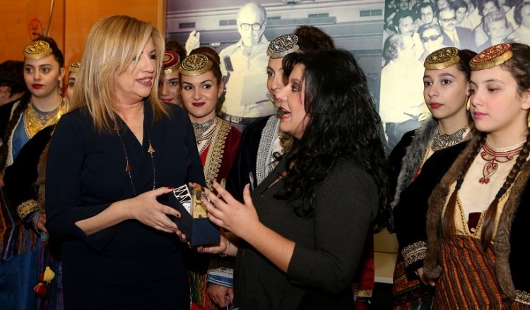 Συμβολικά δώρα των Ποντίων στη Γεννηματά – Ο «Φάρος» Αγίας Βαρβάρας είπε τα κάλαντα