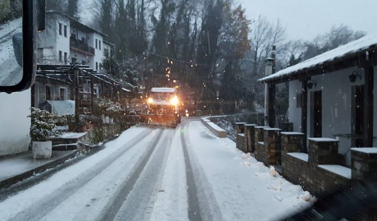 Σφοδρή χιονοθύελλα στο Πήλιο – Κλειστό το χιονοδρομικό (φωτο)