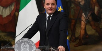 Παγώνει προσωρινά η παραίτηση Ρέντσι