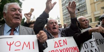 Συγκέντρωση και πορεία συνταξιούχων σήμερα στα Προπύλαια