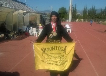 Με ποντιακή φορεσιά ο Γιώργος Ζαχαριάδης στον 1o Δρόμο Μικράς Ασίας
