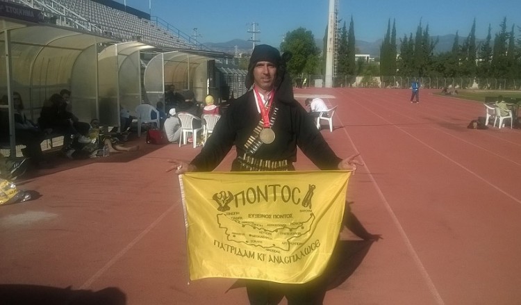 Με ποντιακή φορεσιά ο Γιώργος Ζαχαριάδης στον 1o Δρόμο Μικράς Ασίας