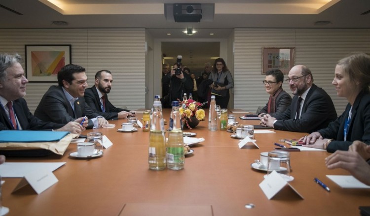 Στήριξη Σουλτς στον Τσίπρα για τα πλεονάσματα