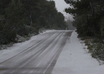 Έκλεισε η οδός Πεντέλης-Νέας Μάκρης από το χιόνι