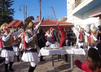 Έκοψαν βασιλόπιτα και χόρεψαν τους Μωμόγερους στην «Αμισό» Νέας Σαμψούντας