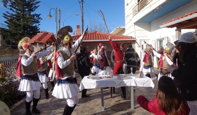 Έκοψαν βασιλόπιτα και χόρεψαν τους Μωμόγερους στην «Αμισό» Νέας Σαμψούντας