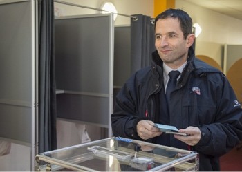 Νίκη Μπενουά Αμόν στις προκριματικές εκλογές των Σοσιαλιστών στη Γαλλία