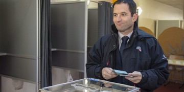 Νίκη Μπενουά Αμόν στις προκριματικές εκλογές των Σοσιαλιστών στη Γαλλία