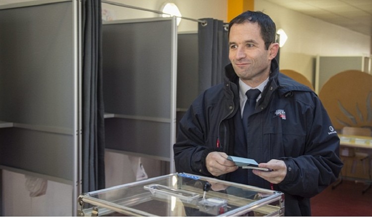 Νίκη Μπενουά Αμόν στις προκριματικές εκλογές των Σοσιαλιστών στη Γαλλία