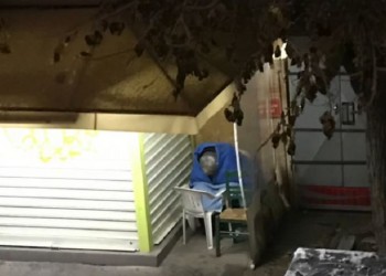 Υπάλληλος του Δήμου Αθηναίων έβγαλε τους άστεγους στο κρύο επειδή σχόλασε! (βίντεο)