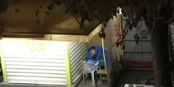 Υπάλληλος του Δήμου Αθηναίων έβγαλε τους άστεγους στο κρύο επειδή σχόλασε! (βίντεο)