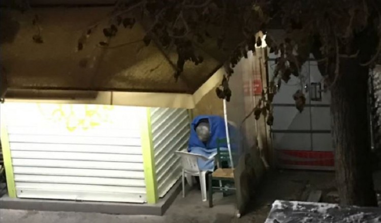 Υπάλληλος του Δήμου Αθηναίων έβγαλε τους άστεγους στο κρύο επειδή σχόλασε! (βίντεο)