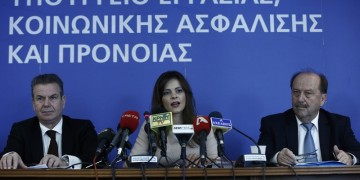Συντάξεις εντός τριμήνου υπόσχεται το υπουργείο Εργασίας