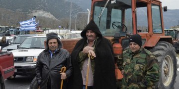 Ξανά στα μπλόκα οι αγρότες της Λάρισας