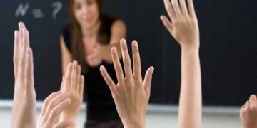 Σε χιλιάδες προσλήψεις εκπαιδευτικών προχωρά η κυβέρνηση