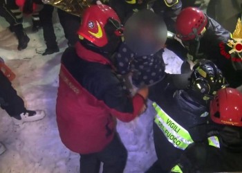 Τέσσερις ακόμα διασωθέντες από τη χιονοστιβάδα στην Ιταλία