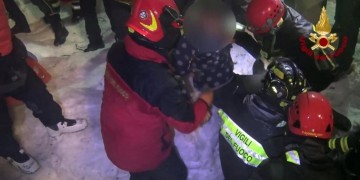 Τέσσερις ακόμα διασωθέντες από τη χιονοστιβάδα στην Ιταλία