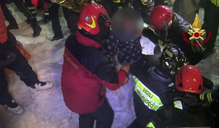 Τέσσερις ακόμα διασωθέντες από τη χιονοστιβάδα στην Ιταλία
