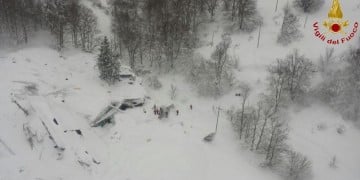 Ούτε ίχνος επιζώντων από τη χιονοστιβάδα στην Ιταλία (φωτο, βίντεο)