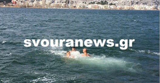 Καστοριά: Βούτηξαν με -4 Κελσίου για τον Σταυρό