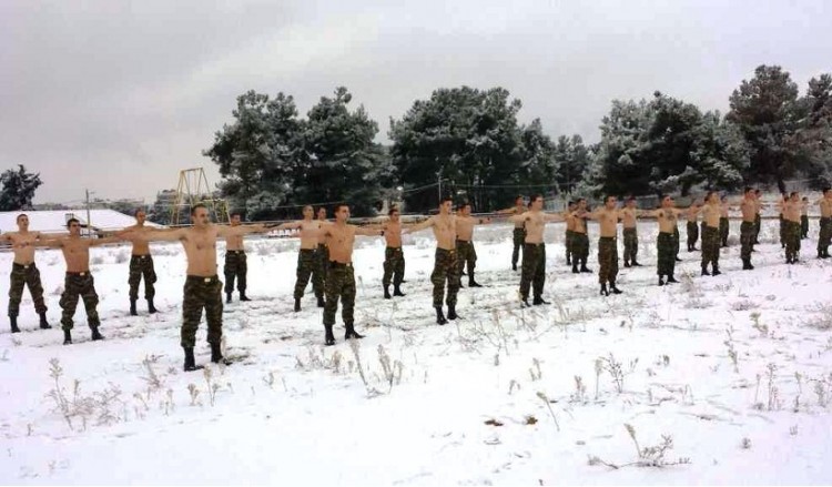 Καταδρομείς στην Δράμα ασκούνται ημίγυμνοι στο χιόνι! (φωτο)