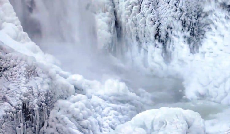 Αναρρίχηση στον παγωμένο καταρράκτη του Λειβαδίτη στην Ξάνθη (φωτο)