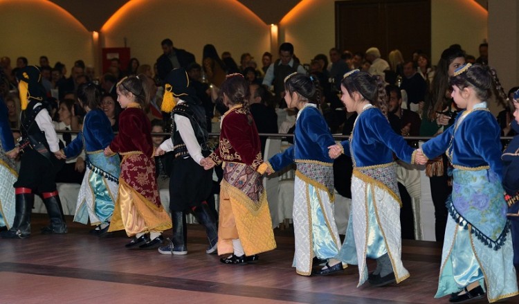 Ξεφάντωσαν στον ετήσιο χορό της «Ευξείνου Λέσχης» Επισκοπής Νάουσας (φωτο)