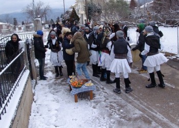 Στους -11 αναβίωσαν το έθιμο οι Μωμόγεροι στο Πρωτοχώρι Κοζάνης! (φωτο, βίντεο)
