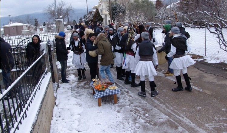 Στους -11 αναβίωσαν το έθιμο οι Μωμόγεροι στο Πρωτοχώρι Κοζάνης! (φωτο, βίντεο)