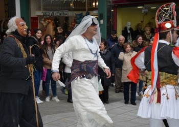 Είτε με φουστανέλες είτε με προβιές, οι Μωμόγεροι ξεσήκωσαν Βέροια και Κομοτηνή