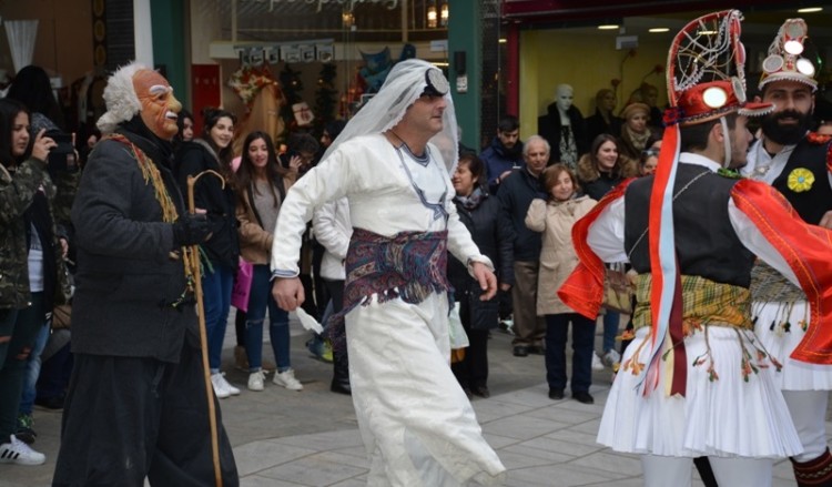 Είτε με φουστανέλες είτε με προβιές, οι Μωμόγεροι ξεσήκωσαν Βέροια και Κομοτηνή