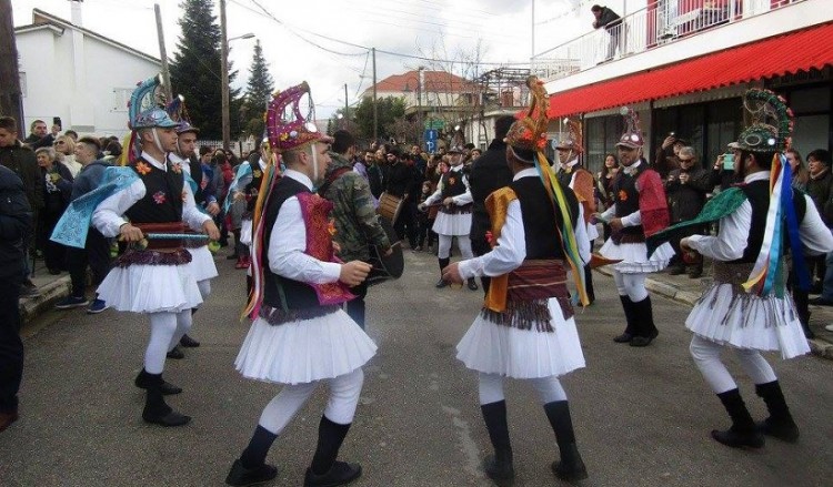Οι Μωμόγεροι βγήκαν στους δρόμους της Ανατολής Ιωαννίνων (βίντεο)