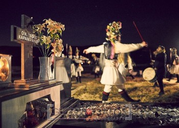 Τα Μωμογέρια στα κοιμητήρια της Κοζάνης: Ένα έθιμο που συνδέει ζώντες και νεκρούς