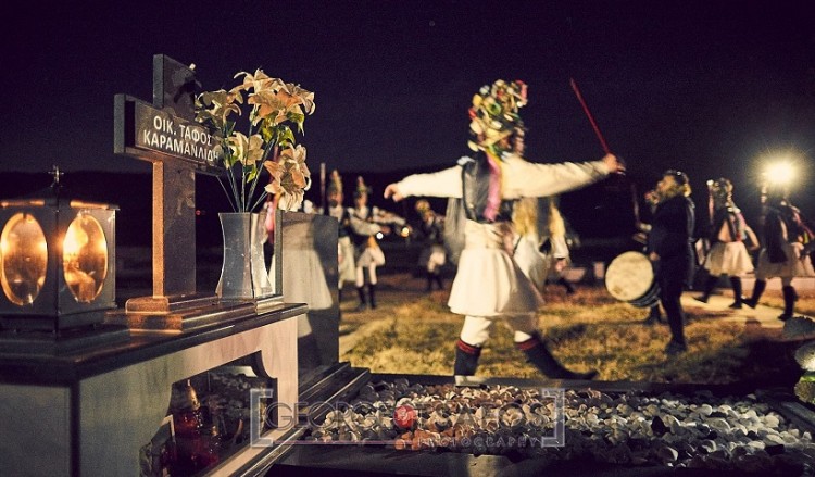 Τα Μωμογέρια στα κοιμητήρια της Κοζάνης: Ένα έθιμο που συνδέει ζώντες και νεκρούς