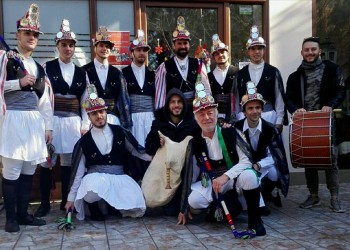 Μωμόγεροι παντός καιρού, βγήκαν και στο Αιγάλεω (βίντεο)