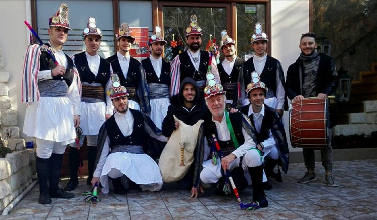 Μωμόγεροι παντός καιρού, βγήκαν και στο Αιγάλεω (βίντεο)