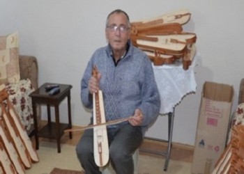 Ένας μάστορας στην κατασκευή ποντιακής λύρας από τα Κοτύωρα