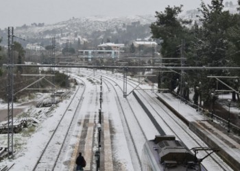 300 άτομα εγκλωβισμένα σε τρένο στο Δομοκό