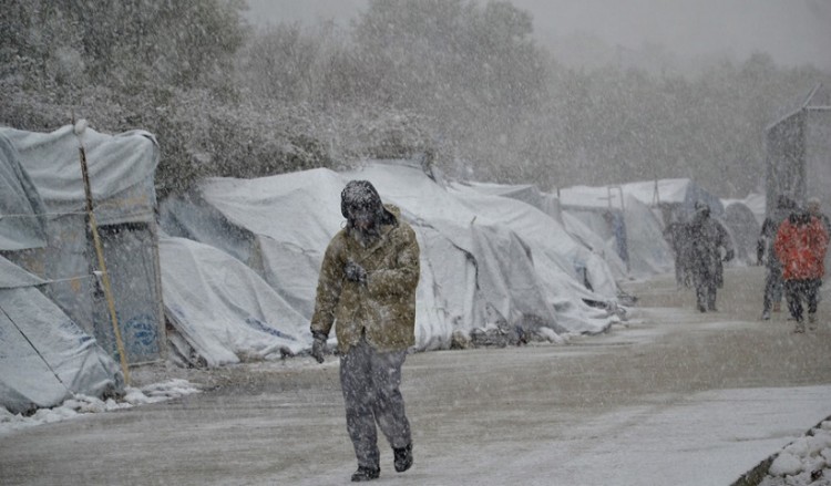Πλοίο του Πολεμικού Ναυτικού στη Λέσβο για τη φιλοξενία 500 προσφύγων