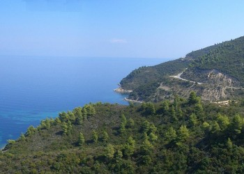 Χαλκιδική: Απομακρύνονται κάτοικοι από σπίτια κοντά στο λιμάνι του χωριού Σάρτη