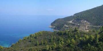 Χαλκιδική: Απομακρύνονται κάτοικοι από σπίτια κοντά στο λιμάνι του χωριού Σάρτη