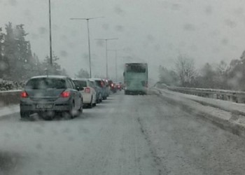 Κυκλοφοριακά προβλήματα στην Αττική λόγω παγετού και χιονόπτωσης