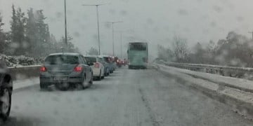 Κυκλοφοριακά προβλήματα στην Αττική λόγω παγετού και χιονόπτωσης