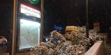 Χιόνι και στο κέντρο της Αθήνας (φωτο)