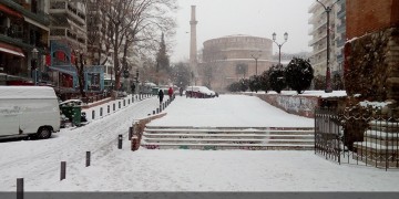 Παρέλυσε από το χιόνι η Θεσσαλονίκη